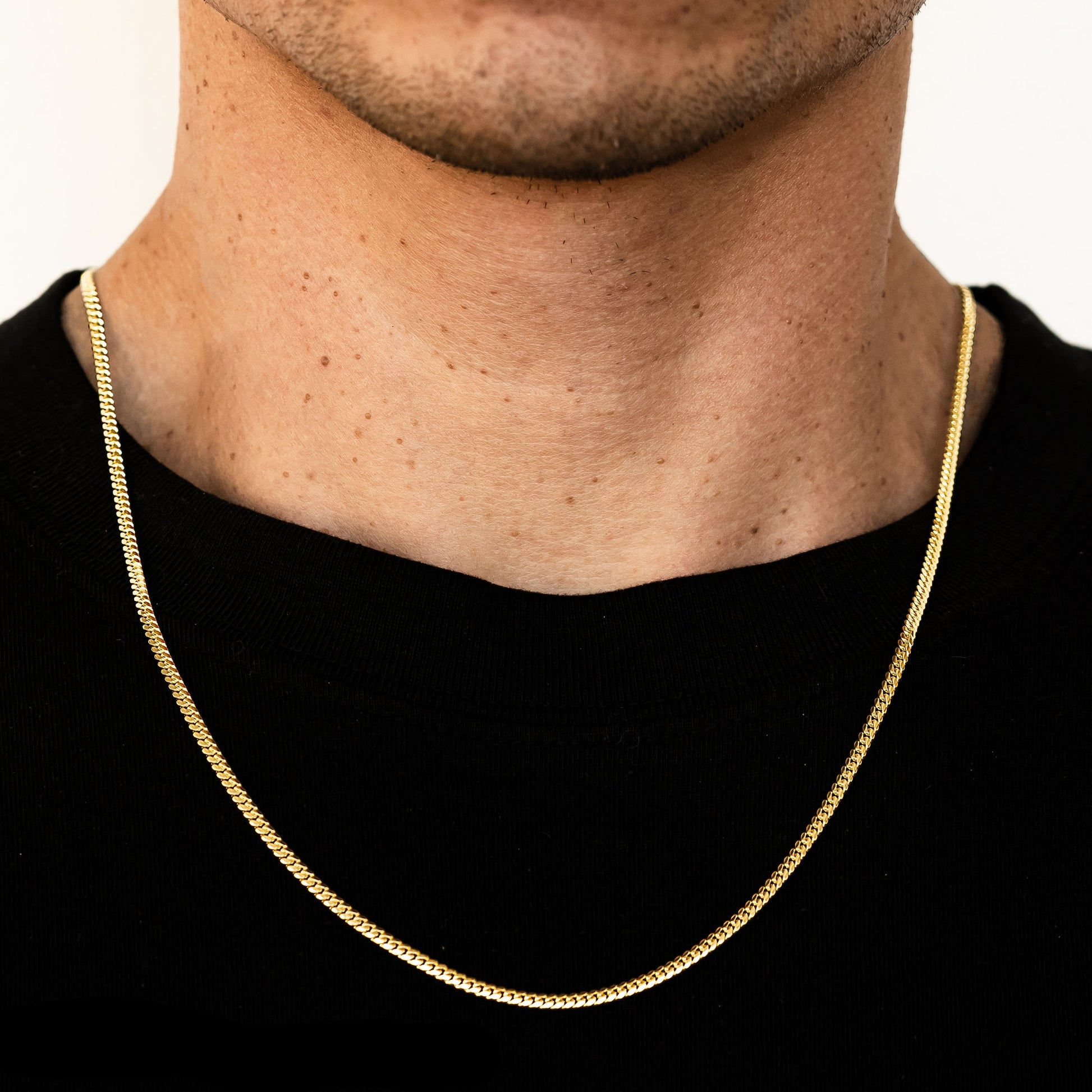 2.7mm Miami Cuban Chain is a sleek and versatile piece, known for its tightly interlocking links that create a bold yet refined look
